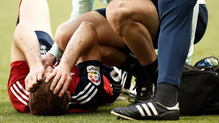El centrocampista serbio de Osasuna Darko Brasanac, se duele ante el Elche, en el estadio El Sadar en Pamplona. EFE/ Jesús Diges