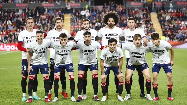 Once titular de los rojillos en Vallecas con camisetas de recuerdo a Darko Brasanac. CA Osasuna.