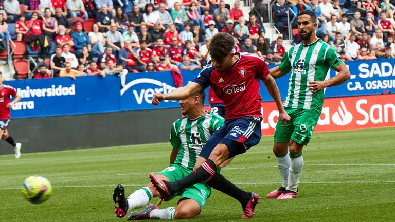 Luiz Felipe Ramos (19. Real Betis) y Ez Abde (12. CA Osasuna) durante el partido de la Liga Santander entre CA Osasuna y Real Betis disputado en el estadio de El Sadar en Pamplona. IÑIGO ALZUGARAY