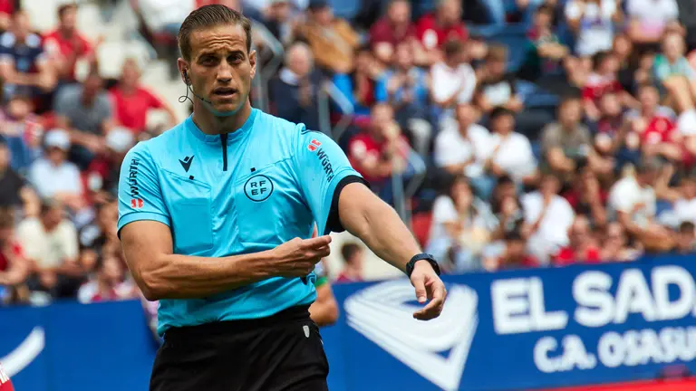 Javier Alberola Rojas durante el partido de la Liga Santander entre CA Osasuna y Real Betis disputado en el estadio de El Sadar. IÑIGO ALZUGARAY