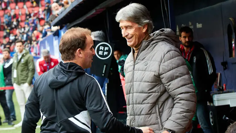 Jagoba Arrasate y Manuel Pellegrini durante el partido entre CA Osasuna y Real Betis disputado en el estadio de El Sadar en Pamplona. IÑIGO ALZUGARAY