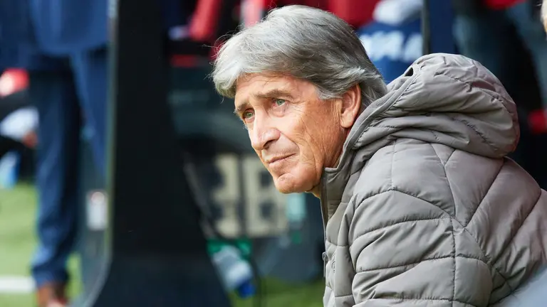 El entrenador chileno Manuel Pellegrini en el estadio de El Sadar. IÑIGO ALZUGARAY