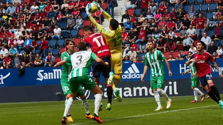 Partido entre CA Osasuna y Real Betis disputado en el estadio de El Sadar en Pamplona. IÑIGO ALZUGARAY