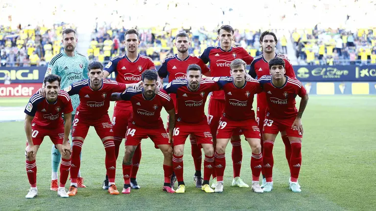 El equipo titular de los rojillos en el estadio Nuevo Mirandilla. CA Osasuna.