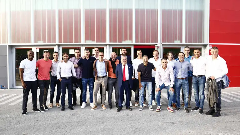 Los jugadores de Osasuna que formaban la plantilla de la primera final de Copa del Rey, posan en El Sadar. CA Osasuna.