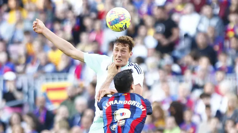 Jorge Herrando despeja un balón de cabeza ante el Barcelona. CA Osasuna.