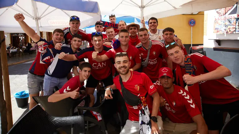 Aficionados rojillos por las calles de Sevilla el día de la final de la Copa del Rey entre Osasuna y el Real Madrid. IÑIGO ALZUGARAY