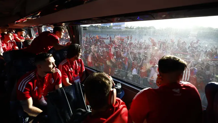 Los jugadores de Osasuna llegan en el autobús al estadio de la Cartuja para disputar la final de la Copa del Rey ante el Real Madrid. CA OSASUNA