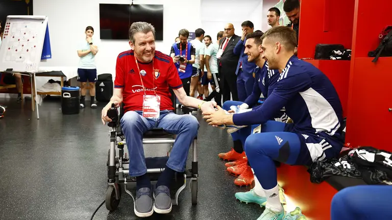 Juan Carlos Unzué saluda a los jugadores rojillos en el estadio de La Cartuja. CA Osasuna.