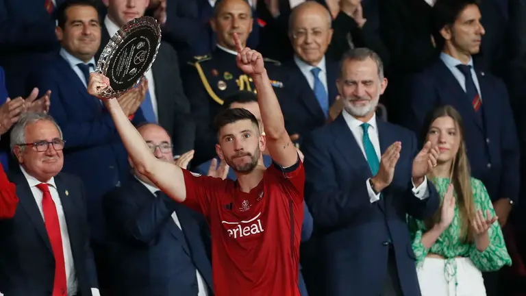 El defensa de Osasuna, David García, recibe el trofeo de subcampeones de la Copa del Rey tras caer derrotados frente al Real Madrid en el encuentro que han disputado hoy sábado en el estadio La Cartuja de Sevilla. EFE/José Manuel Vidal