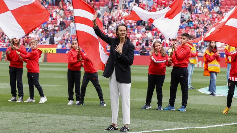 La centrocampista del Atlético de Madrid femenino Virginia Torrecilla recibe un homenaje antes del partido de la jornada 35 de LaLiga Santander entre el Atlético de Madrid y el CA Osasuna celebrado este domingo en el estadio Cívitas Metropolitano de Madrid. EFE/ Chema Moya