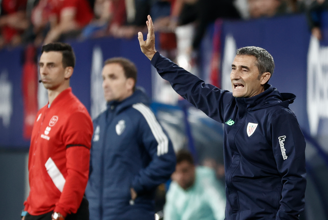 El entrenador del Athletic, Ernesto Valverde (d), durante el partido de Liga en Primera División que CA Osasuna y Athletic en Pamplona. EFE/Jesús Diges