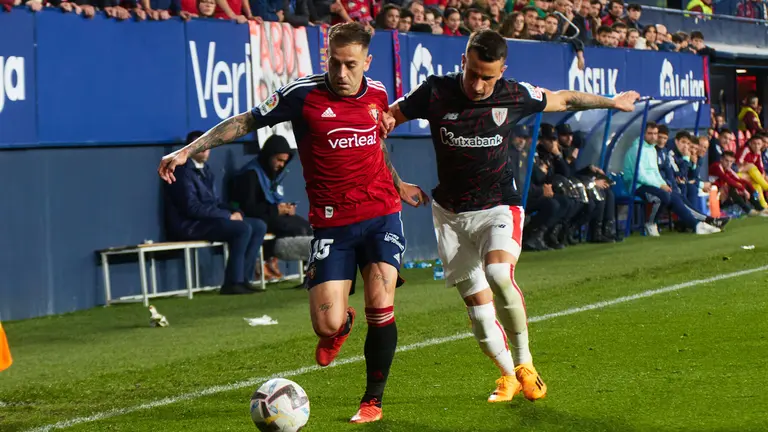 Rubén Peña (15. CA Osasuna) y Berenguer (7. Athletic Club) durante el partido de la Liga Santander entre CA Osasuna y Athletic Club disputado en el estadio de El Sadar en Pamplona. IÑIGO ALZUGARAY