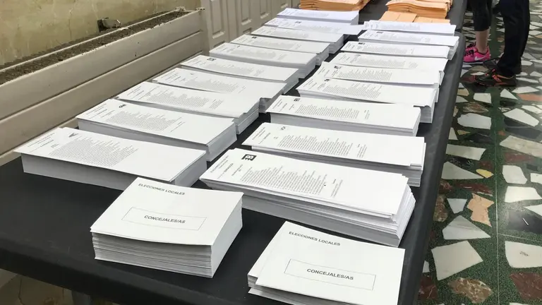 Papeletas en un colegio electoral. EUROPA PRESS