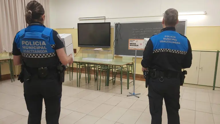 Agentes de Policía Municipal de Pamplona en un colegio electoral.