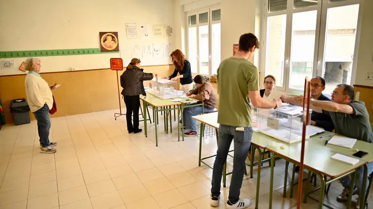 Votación electoral en el antiguo colegio Blanca de Navarra de Pamplona, actual Civivox del Ensanche. PABLO LASAOSA
