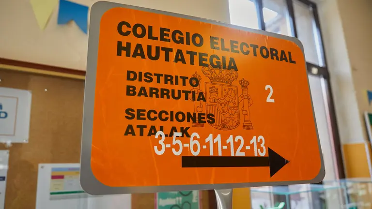 Inicio de la jornada electoral y de las votaciones en el Instituto Plaza de la Cruz de Pamplona. IÑIGO ALZUGARAY