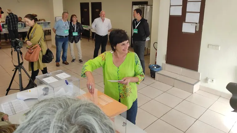 La candidata de EH Bildu a la Presidencia del Gobierno de Navarra, Laura Aznal, vota en las elecciones forales y municipales del 28 de mayo. - EUROPA PRESS
