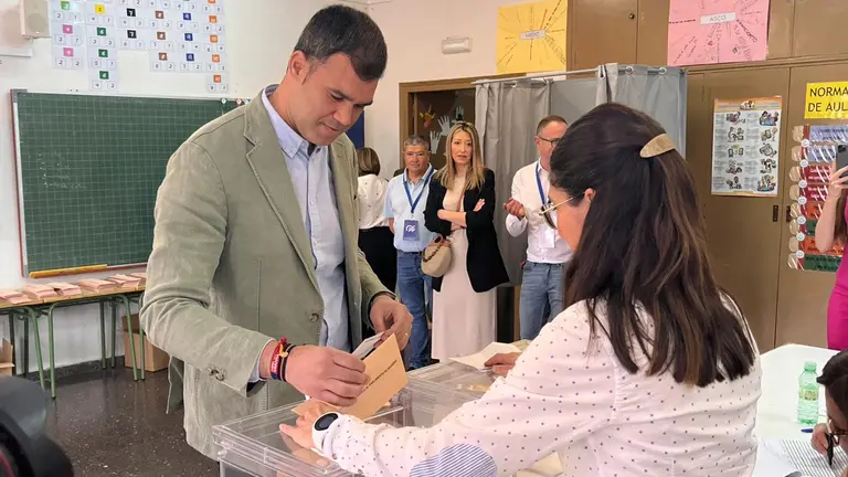 El candidato del PP, Javier García, vota en las elecciones forales y municipales del 28 de mayo