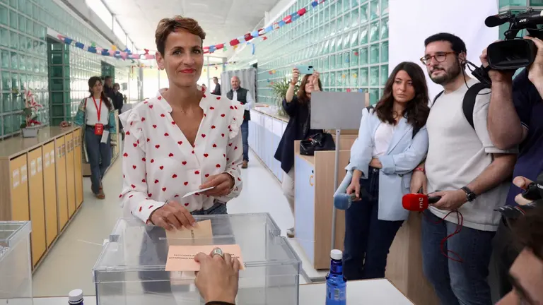 La candidata del PSN, María Chivite, vota en las elecciones forales y municipales del 28 de mayo. ÍÑIGO ALZUGARAY