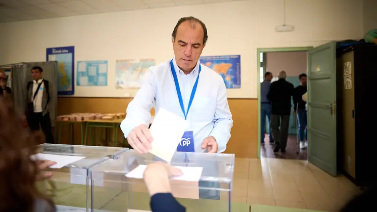 Carlos García Adanero durante la jornada electoral en el antiguo colegio Blanca de Navarra de Pamplona, actual Civivox del Ensanche. PABLO LASAOSA