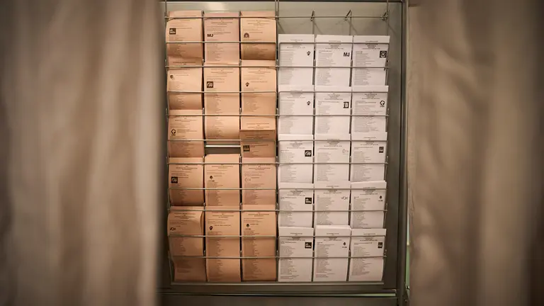Votación electoral en el antiguo colegio Blanca de Navarra de Pamplona, actual Civivox del Ensanche. PABLO LASAOSA