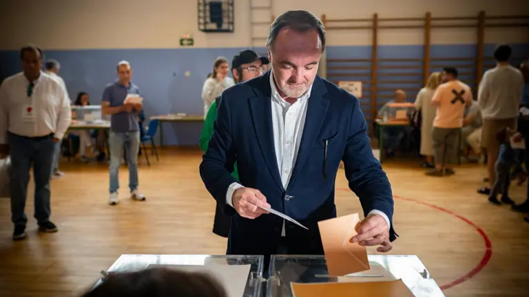 El candidato de UPN, Javier Esparza, ha votado este domingo en el colegio público San Pedro de Mutilva. JASMINA AHMETSPAHIC