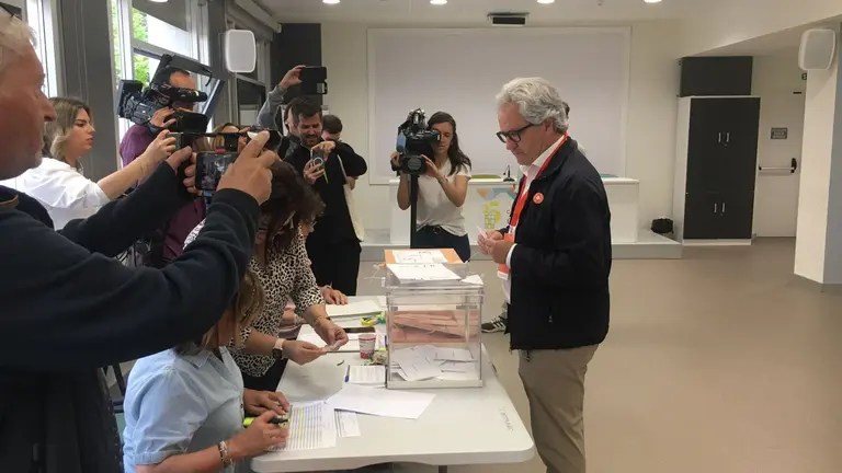 Momento en el Pérez-Nievas deposita su voto. CIUDADANOS NAVARRA