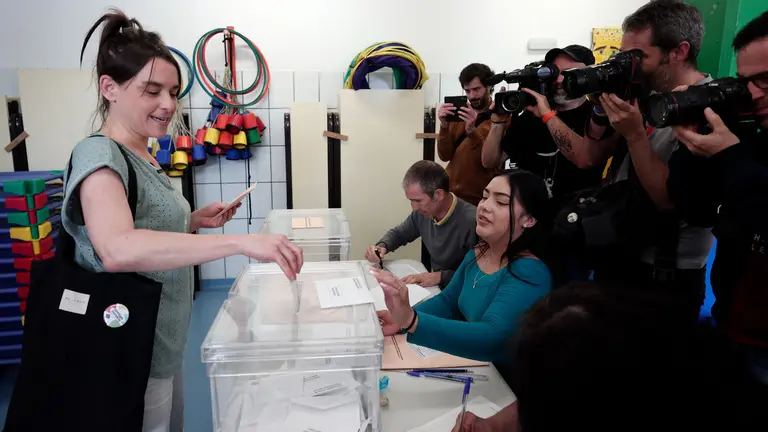 La candidata a presidir el Gobierno de Navarra Begoña Alfaro de Contigo Navarra-Zurekin Nafarroa ejerce su derecho a voto en un colegio electoral de Azpilagaña. EFE/ Jesús Diges
