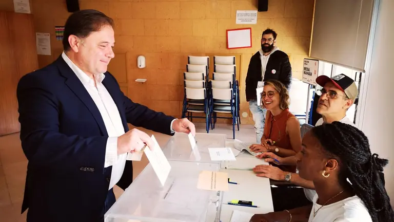 Fernando Sesma, candidato de Cs a la alcaldía de Pamplona, deposita su voto. CIUDADANOS
