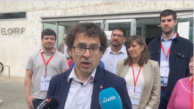 Txema Mauleón, candidato de Contigo Navarra en Pamplona, atiende a los medios tras votar. CONTIGO NAVARRA