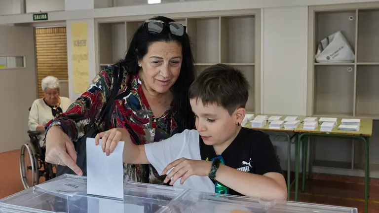 Jornada electoral en el IES Navarro Villoslada de Pamplona. IÑIGO ALZUGARAY