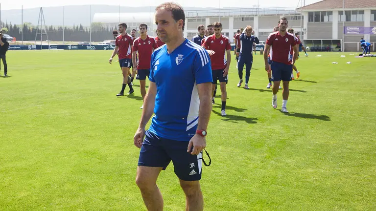 Arrasate en un entrenamiento de Osasuna en las instalaciones de Tajonar en los días previos al partido de Liga frente al Girona FC en el que el equipo rojillo se juega la clasificación para la Conference League para la próxima temporada. IÑIGO ALZUGARAY