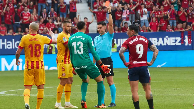 Ortiz Arias en el partido de liga entre Osasuna y Girona FC disputado en el estadio de El Sadar en Pamplona. IÑIGO ALZUGARAY
