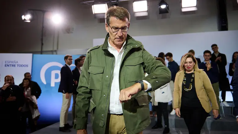 Alberto Núñez Feijoo al finalizar el acto central de campaña del PP en Pamplona. PABLO LASAOSA