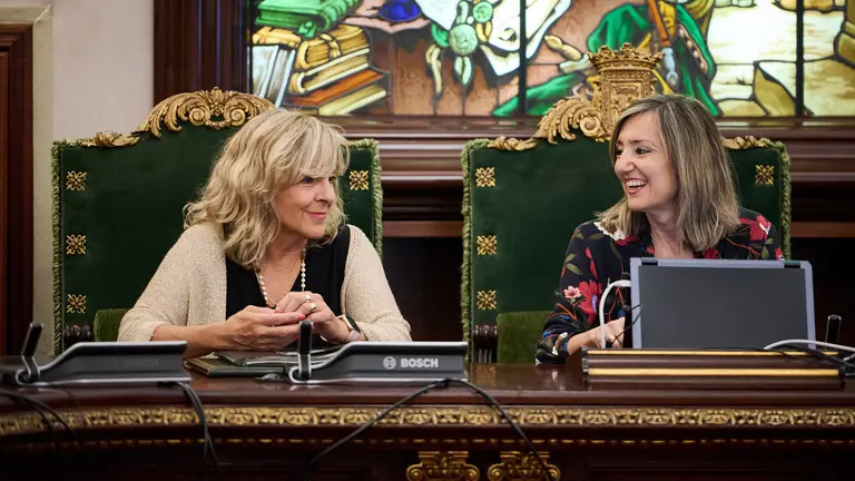 Cristina Ibarrola junto a María Caballero durante la celebración del pleno del Ayuntamiento de Pamplona. PABLO LASAOSA