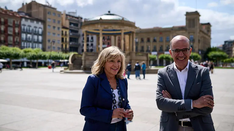 Los cabezas de lista de UPN al Congreso y al Senado, Alberto Catalán y María Caballero, respectivamente, atienden a los medios de comunicación en la Plaza del Castillo. PABLO LASAOSA