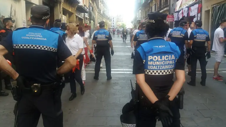 Agentes de la Policía Municipal de Pamplona en los momentos previos al Chupinazo de 2023. POLICÍA MUNICIPAL DE PAMPLONA