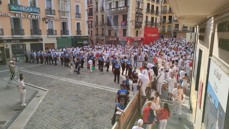 La Policía Municipal de Pamplona en los momentos previos al Chupinazo de los Sanfermines de 2023. LUCÍA VALERO