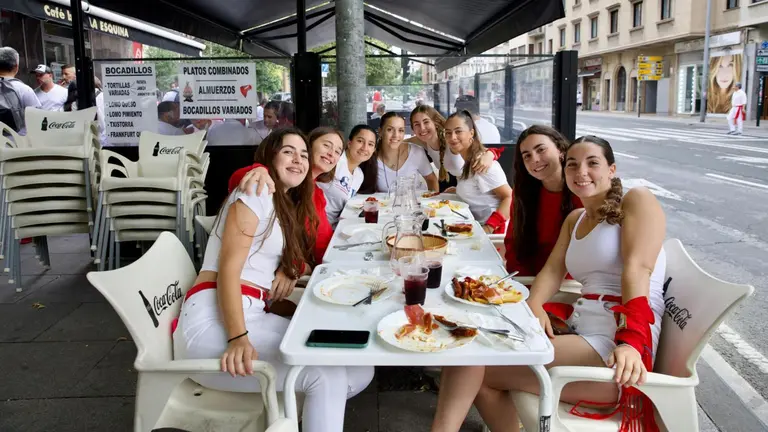 Los almuerzos previos al Chupinazo de los Sanfermines de 2023. MAITE H. MATEO