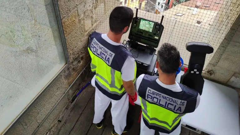 La Policía Nacional vela por la seguridad de Pamplona desde las  alturas. POLICÍA NACIONAL