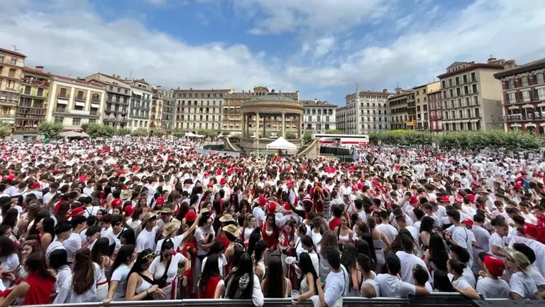 La Plaza del Castillo de Pamplona abarrotada de gente a sólo una hora del Chupinazo de 2023. MAITE H. MATEO