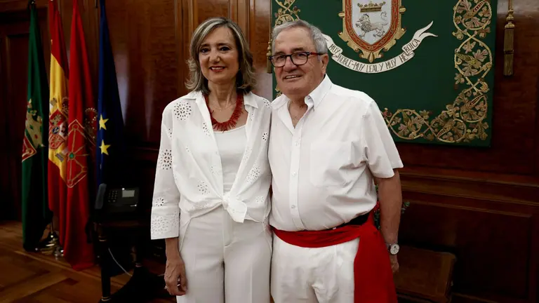 La alcaldesa de Pamplona, Cristina Ibarrola, y el presidente de Osasuna, Luis Sabalza, posan para los medios antes del chupinazo anunciador de los Sanfermines 2023, este jueves. EFE/Rodrigo Jiménez