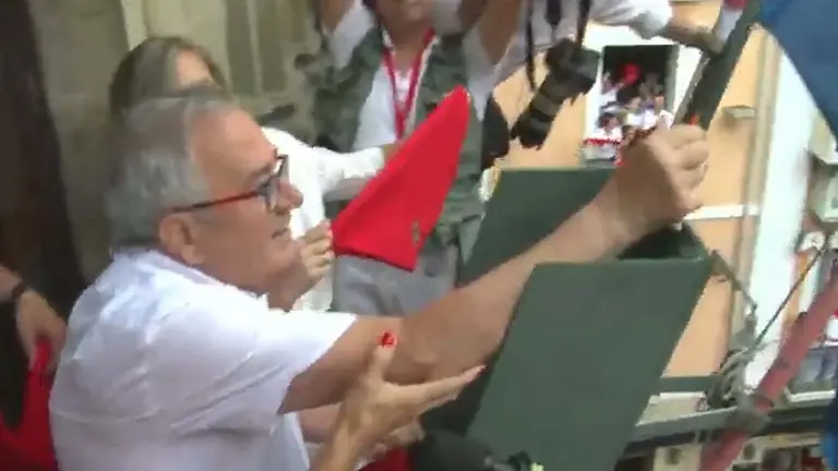 Luis Sabalza, presidente de Osasuna, prende el Chupinazo de San Fermín 2023.
