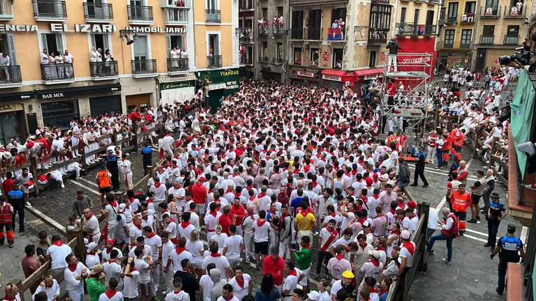 Primer encierro de San Fermín 2023 en la plaza del Ayuntamiento. NAVARRA.COM
