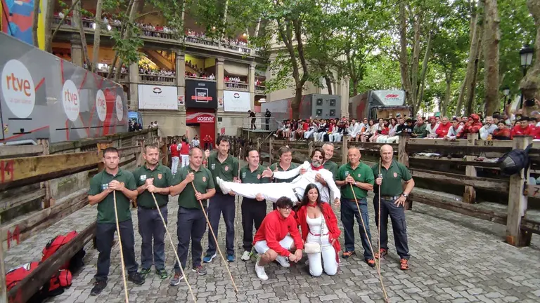Padilla en una imagen simpática junto con los pastores en el primer encierro de San Fermín 2023 con toros de la Palmosilla. NAVARRA.COM