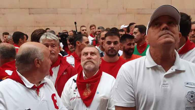 Corredores se encomiendan a San Fermín en el primer encierro de las fiestas con toros de la Palmosilla. NAVARRA.COM