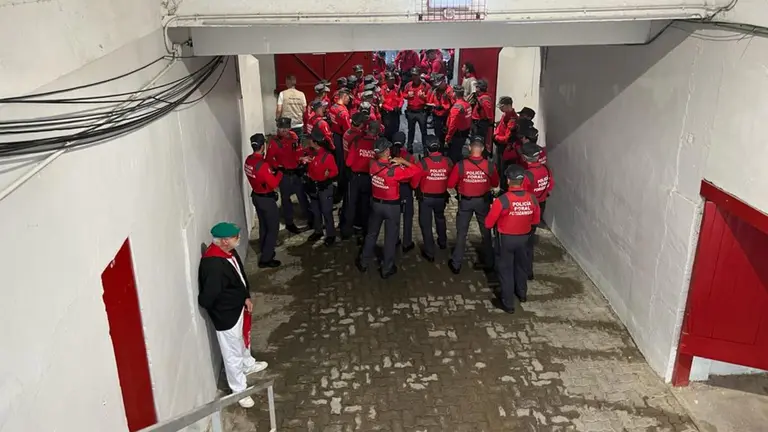 Agentes de la Policía Foral preparados en el callejón de la plaza de toros de Pamplona antes del primer encierro de San Fermín con toros de La Palmosilla. NAVARRA.COM