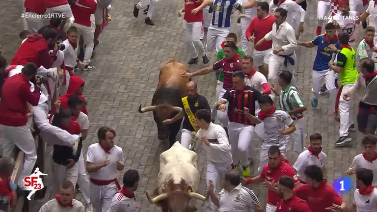 Primer encierro de San Fermín 2023 con toros de La Palmosilla. 