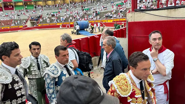 El torero Rafaelillo llega a la plaza de toros de Pamplona junto a su cuadrilla para la primera corrida de la Feria del Toro de San Fermín con toros de La Palmosilla. NAVARRA.COM